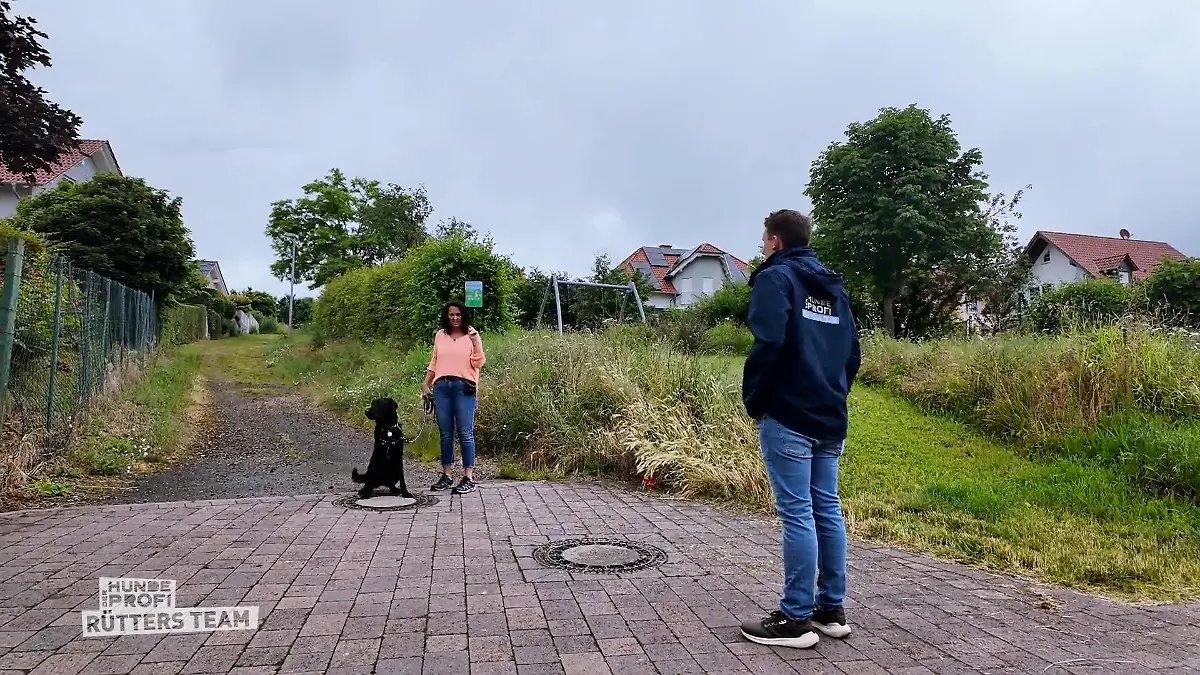 Hausaufgaben gemacht? Trainer Marcel Wunderlich kontrolliert die