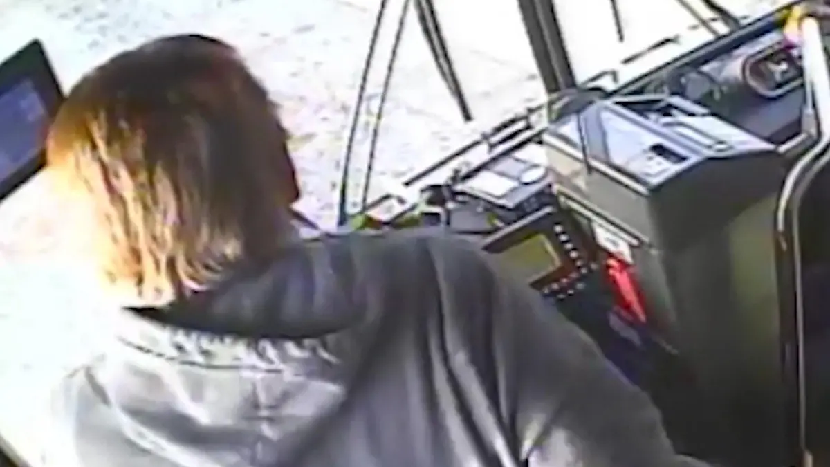 Fahrer bricht zusammen – Fahrgäste reagieren schnell Drama im Bus!