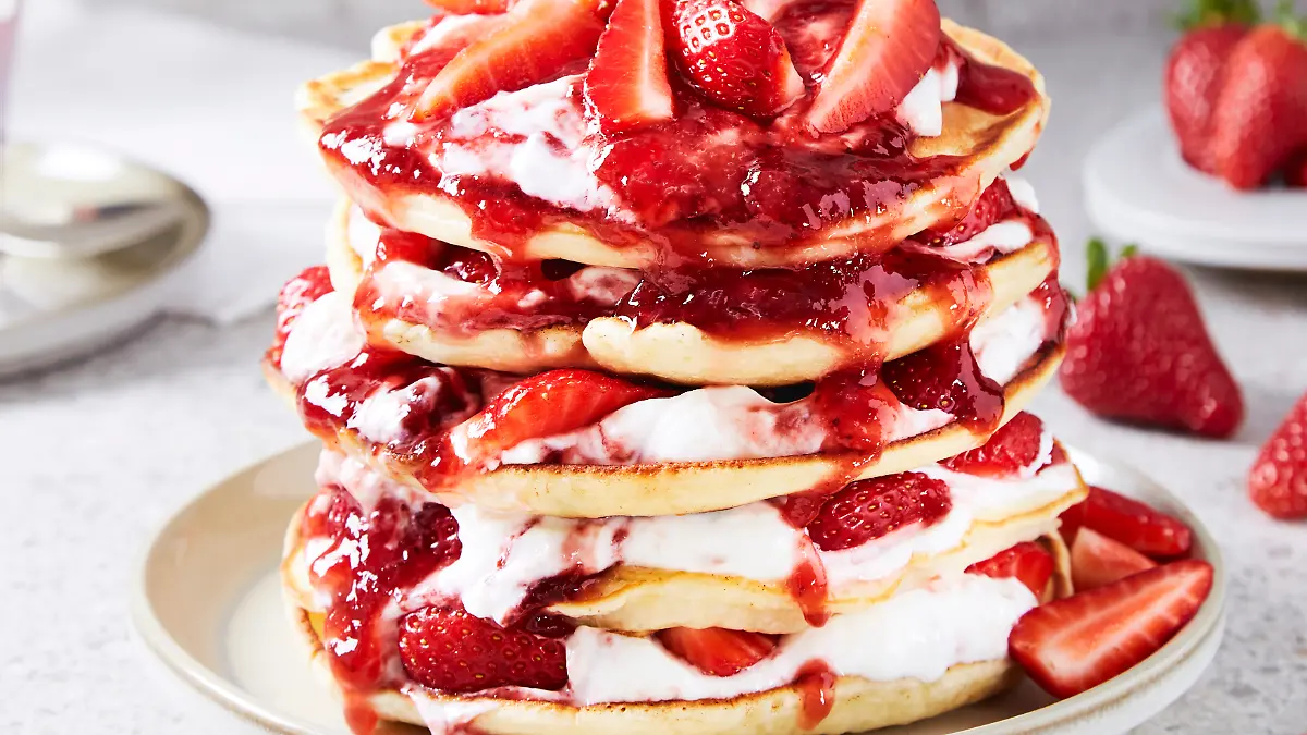 Stapel Pfannenkuchen mit Erdbeeren und Joghurt