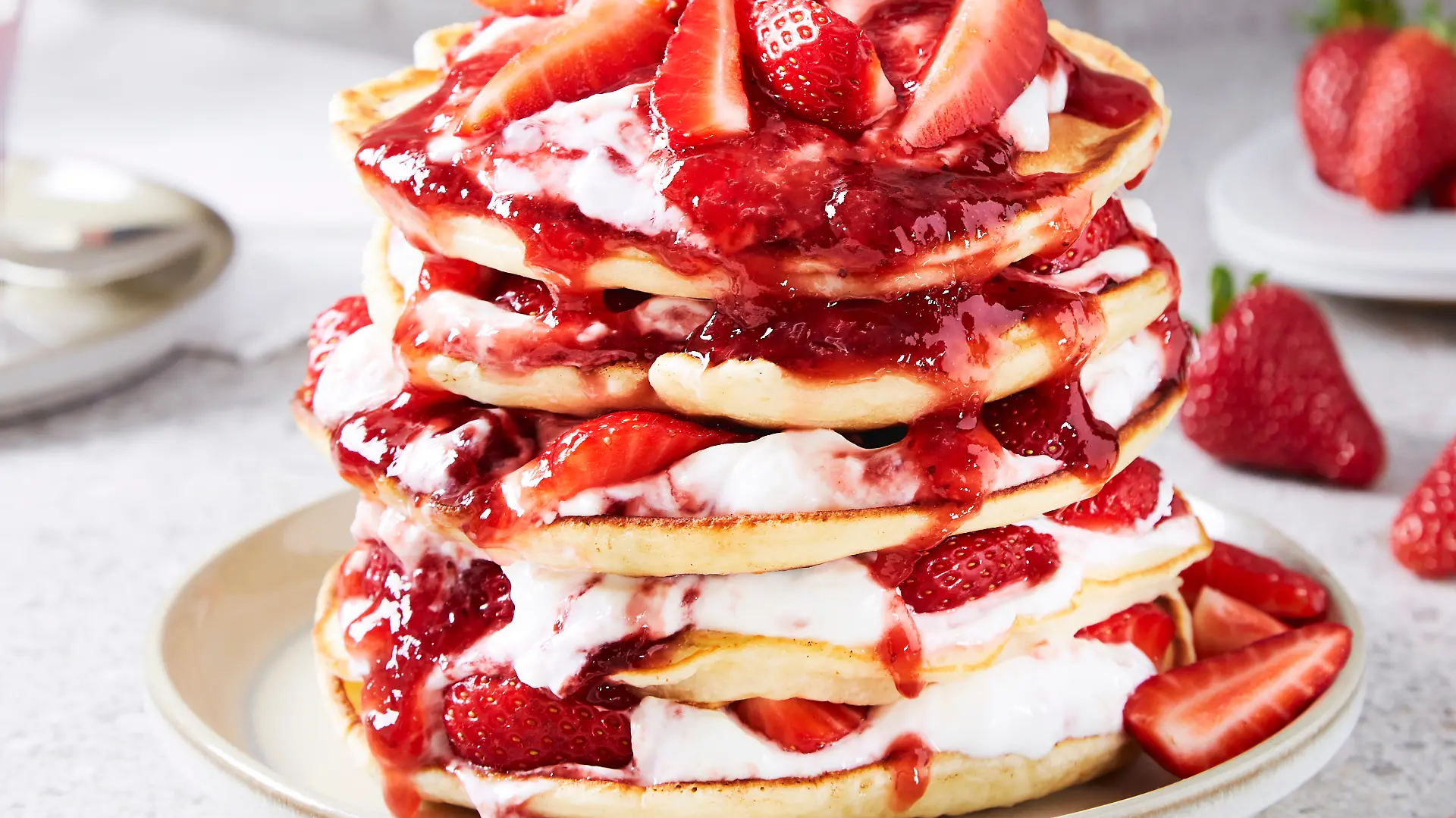 Stapel Pfannenkuchen mit Erdbeeren und Joghurt