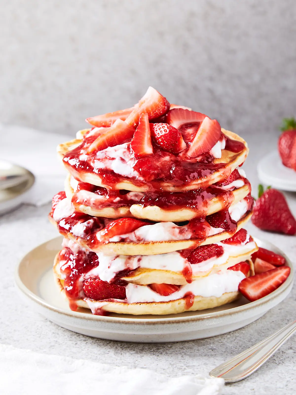 Stapel Pfannenkuchen mit Erdbeeren und Joghurt