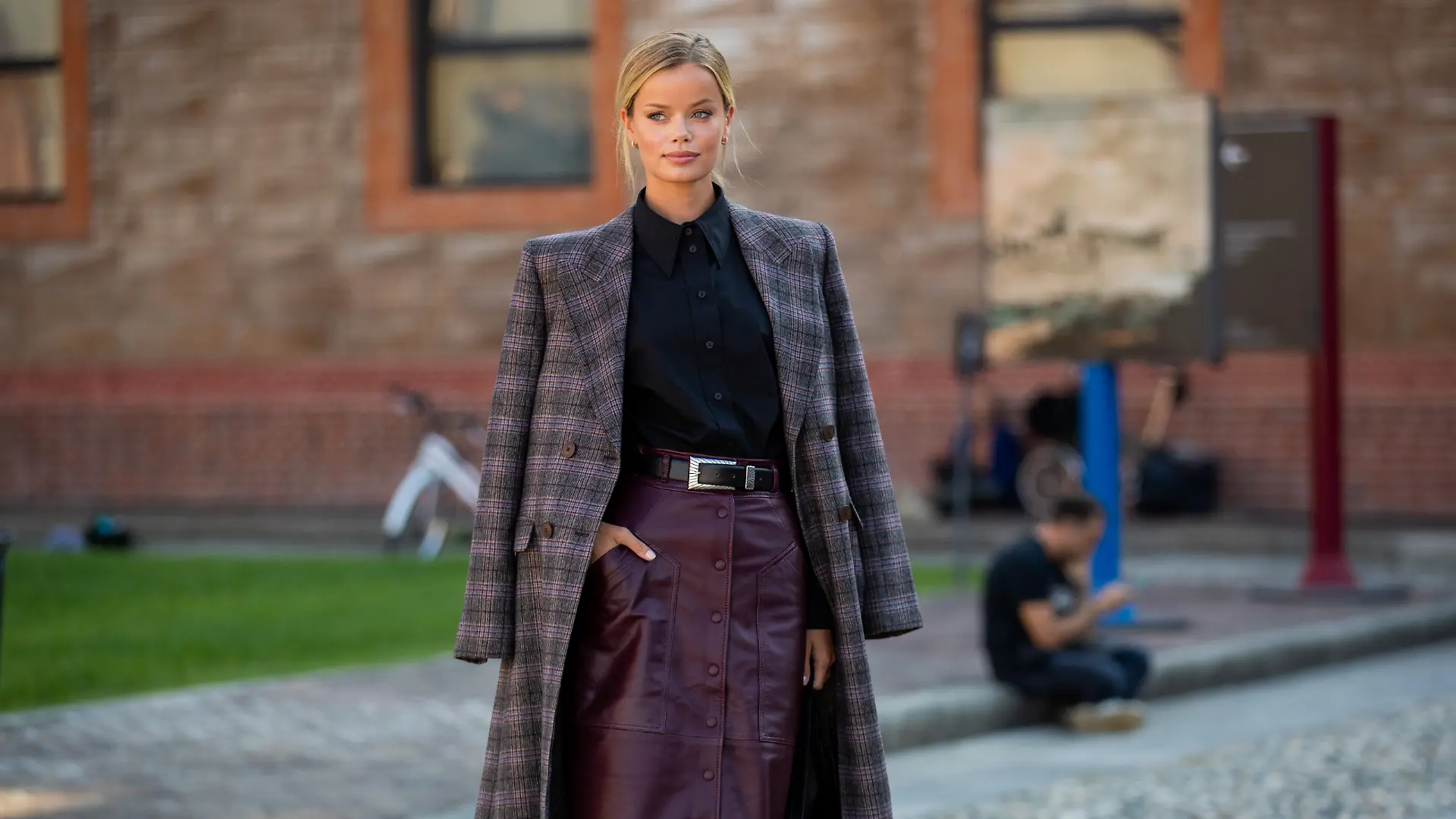 Model Frida Aasen zeigt auf der Mailänder Fashion Week, wie ein richtig schöner Herbst-Look mit Lederrock aussehen kann