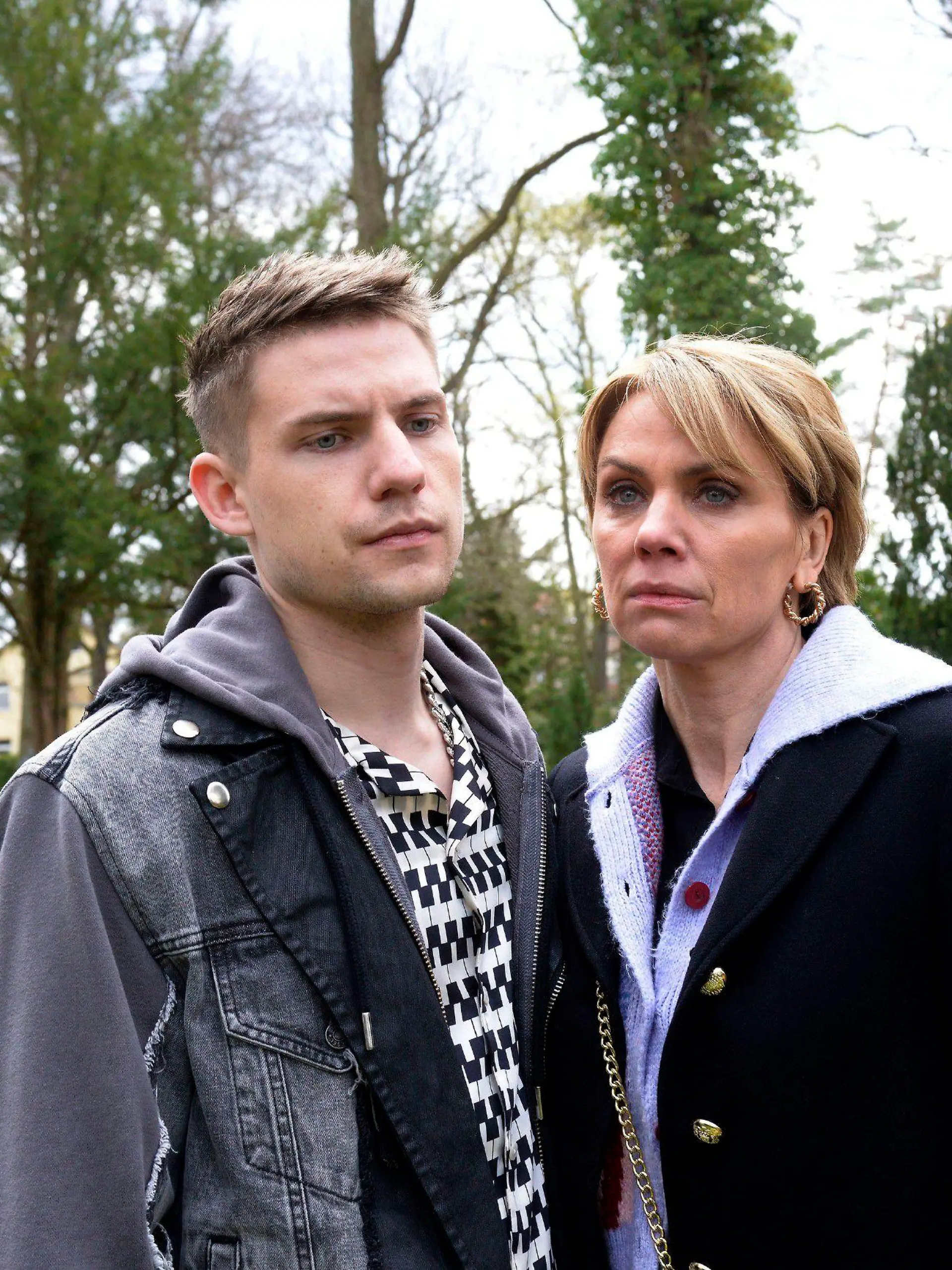 Yvonne (Gisa Zach) und Moritz (Lennart Borchert) nehmen gemeinsam Abschied von Laura.

Die Verwendung des sendungsbezogenen Materials ist nur mit dem Hinweis und Verlinkung auf RTL+ gestattet.