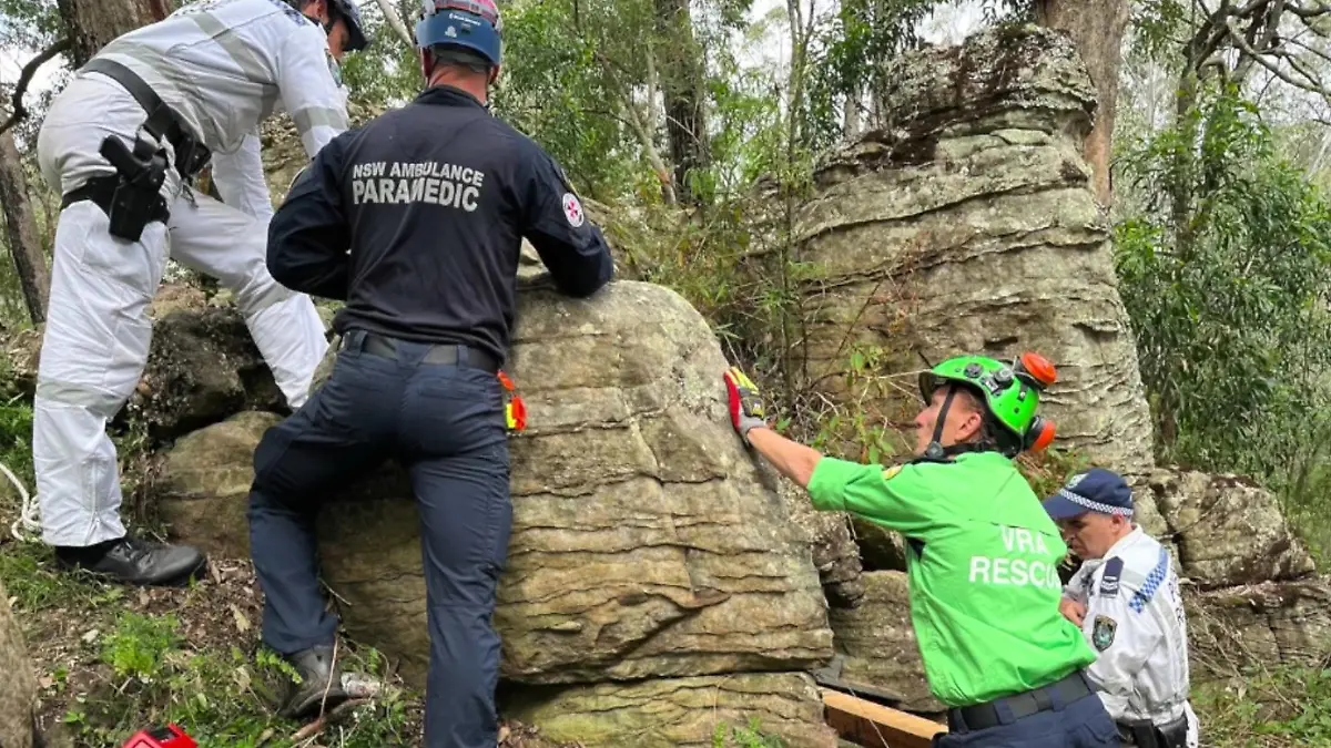 Die Teams müssen sieben Felsbrocken mit einem Gewicht zwischen 80 und 500 Kilogramm entfernen, um die Frau – beziehungsweise zunächst ihre Füße – überhaupt zu erreichen. 