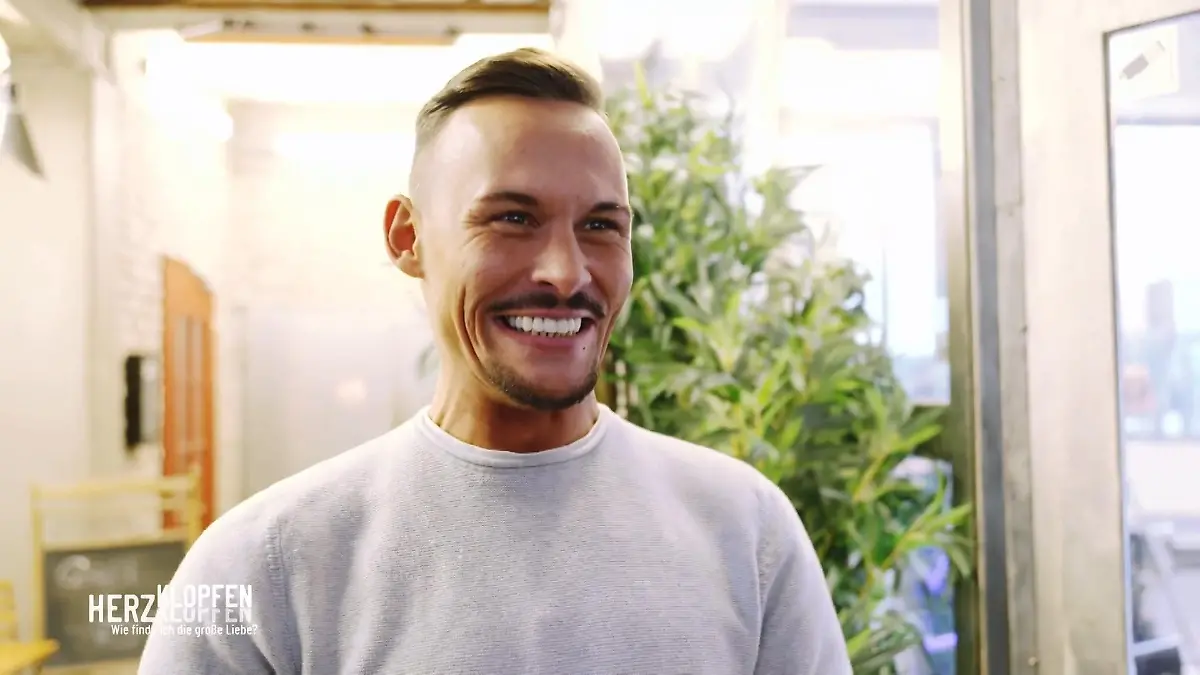 Marc sucht seit zehn Jahren das große Herzklopfen Blind Date bei "First Dates"