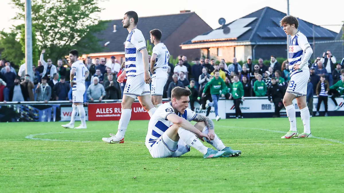 Fussball, FVN Niederrheinpokal Saison 2021/22 Halbfinale SV Straelen - MSV Duisburg 27.04.2022, Stadion an der Römerstraße Links, Stefan Velkov MSV Duisburg, 14, sitzt Niclas Stierlin MSV Duisburg, 23 und Julian Hettwer MSV Duisburg, 13 sind über Niederlage enttäuscht Foto: FVN / Nico Herbertz / MSV Duisburg MSV Duisburg GmbH & Co KGaA Margaretenstr. 5-7 47055 Duisburg www.msv-duisburg.de www.herz-hier.de Straelen Stadion an der Römerstraße Nordrhein-Westfahlen Deutschland *** Sports, Football, FVN Niederrheinpokal season 2021 22 semi-final SV Straelen MSV Duisburg 27 04 2022, Stadion an der Römerstraße Left, Stefan Velkov MSV Duisburg, 14 , sits Niclas Stierlin MSV Duisburg, 23 and Julian Hettwer MSV Duisburg, 13 are disappointed with defeat Photo FVN Nico Herbertz MSV Duisburg MSV Duisburg GmbH Co KGaA Margaretenstr 5 7 47055 Duisburg www msv duisburg de www herz hier de Straelen Stadion an der Römerstraße Nordrhein Westfahlen Germany