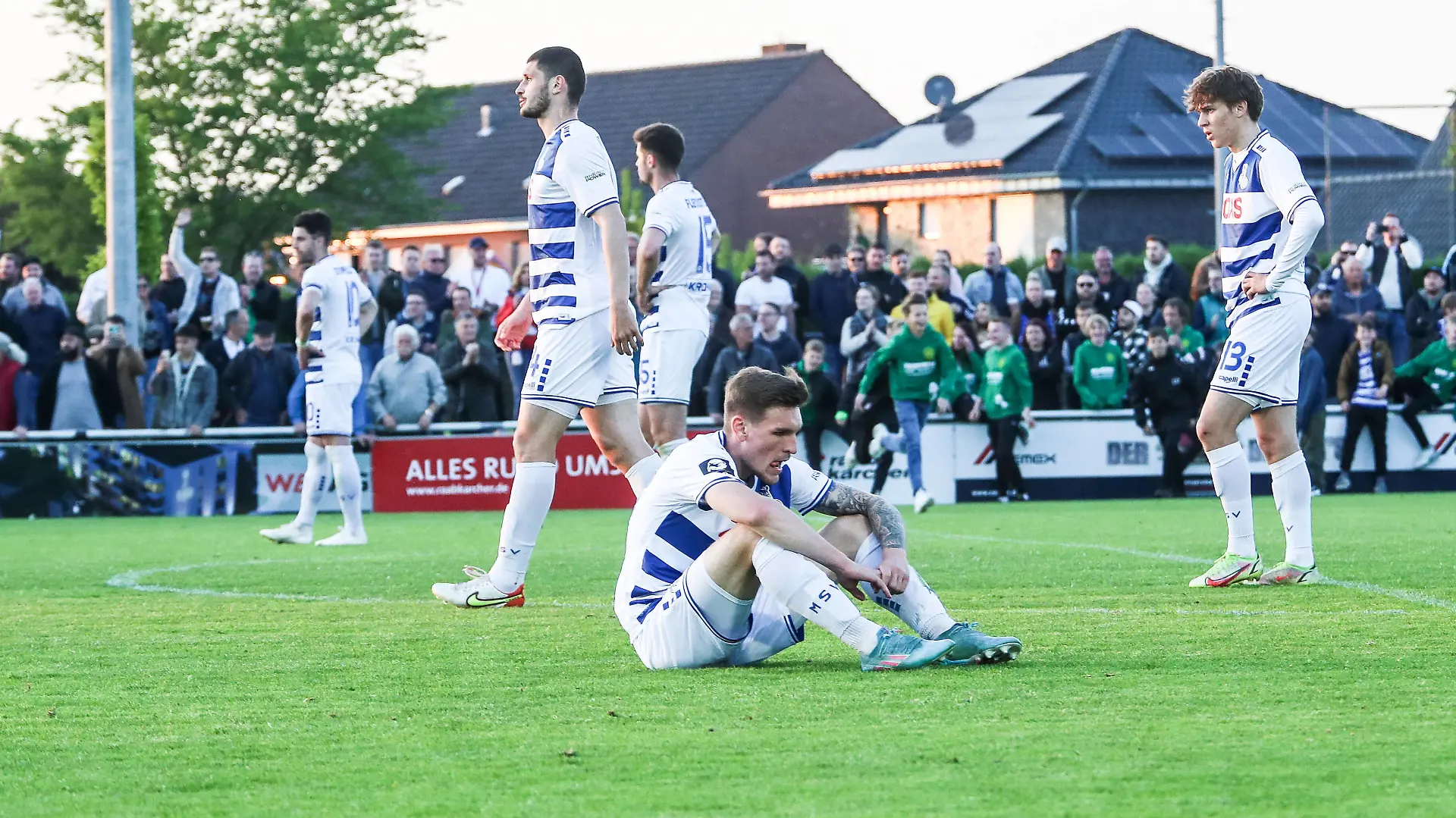  Fussball, FVN Niederrheinpokal Saison 2021/22 Halbfinale SV Straelen - MSV Duisburg 27.04.2022, Stadion an der Römerstraße Links, Stefan Velkov MSV Duisburg, 14, sitzt Niclas Stierlin MSV Duisburg, 23 und Julian Hettwer MSV Duisburg, 13 sind über Niederlage enttäuscht Foto: FVN / Nico Herbertz / MSV Duisburg MSV Duisburg GmbH & Co KGaA Margaretenstr. 5-7 47055 Duisburg www.msv-duisburg.de www.herz-hier.de Straelen Stadion an der Römerstraße Nordrhein-Westfahlen Deutschland *** Sports, Football, FVN Niederrheinpokal season 2021 22 semi-final SV Straelen MSV Duisburg 27 04 2022, Stadion an der Römerstraße Left, Stefan Velkov MSV Duisburg, 14 , sits Niclas Stierlin MSV Duisburg, 23 and Julian Hettwer MSV Duisburg, 13  are disappointed with defeat Photo FVN Nico Herbertz MSV Duisburg MSV Duisburg GmbH Co KGaA Margaretenstr 5 7 47055 Duisburg www msv duisburg de www herz hier de Straelen Stadion an der Römerstraße Nordrhein Westfahlen Germany 