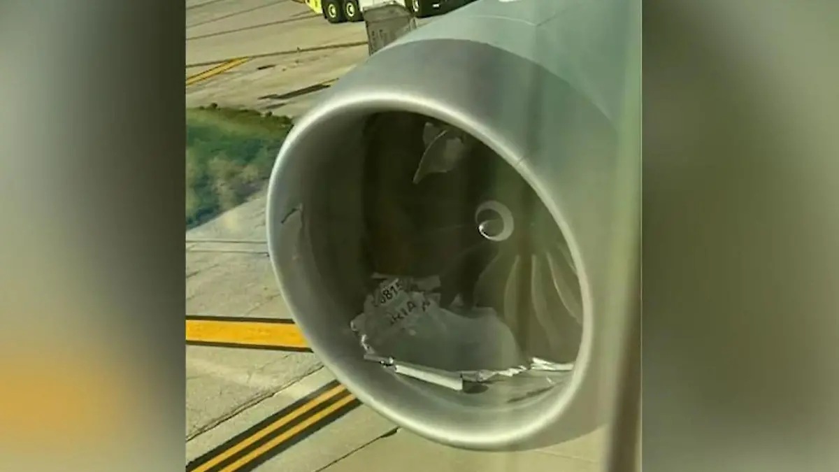 Motor zerriss Frachtcontainer, Gepäckwagen zu nah am Flugzeug