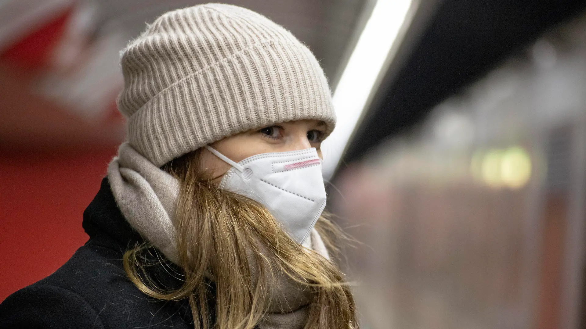 FFP-2 Maskenpflicht in den öffentlichen Verkehrsmitteln *** FFP-2 mandatory masks in public transport Coronavirus: Aufgrund der Infektionsrate und der Virusmutationen herrscht ab 25.01.2021 eine FFP-2 Maskenpflicht in den öffentlichen Verkehrsmitteln. Im Bild: Ein Frau am Bahnsteig trägt eine FFP-2 Maske vor einer U-Bahn Garnitur. Wien, Österreich. 24.01.2021 *** Due to the infection rate and the virus mutations FFP-2 masks are mandatory in Austria s public transportation from January 25th, 2021. Picture: A w oman wears a FFP-2 mask in front of a train. Vienna, Austria. January 2021 U-Bahn Station, U1, Stephansplat PUBLICATIONxNOTxINxAUT