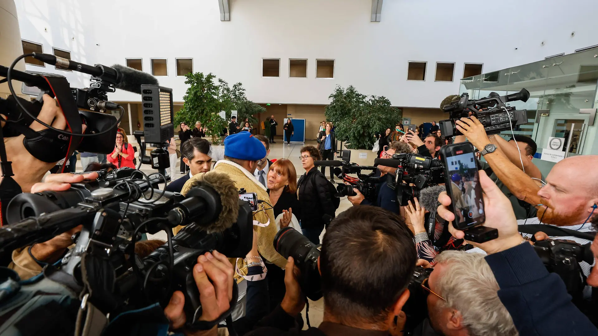 Das Medieninteresse ist gewaltig, Gisèle in der Bildmitte kaum zu erkennen