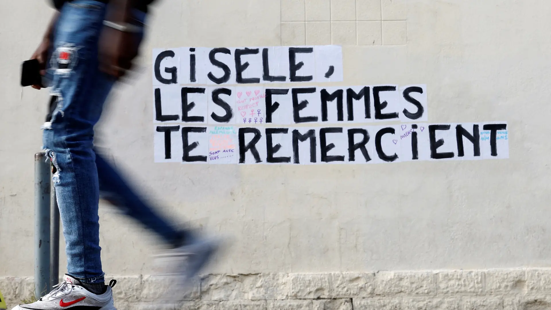 „Gisèle, die Frauen danken dir” steht an einer Mauer in Avignon