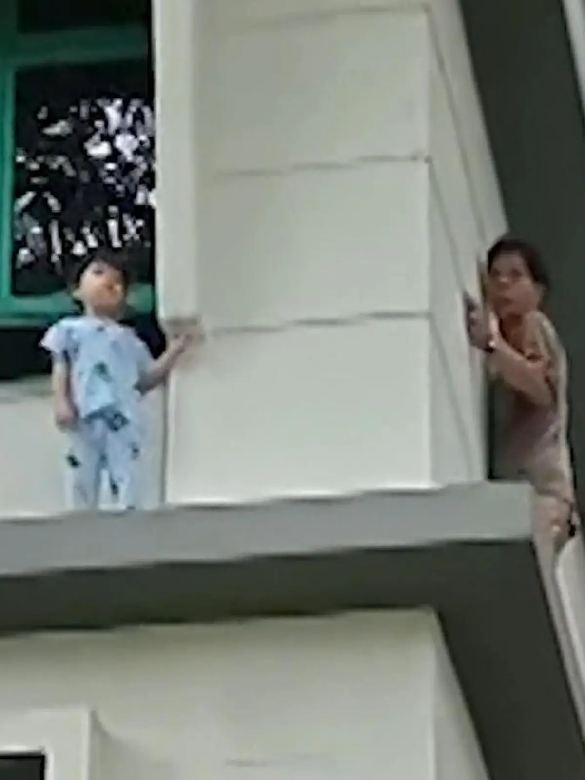 In Singapur rettet ein Passant einen kleinen Jungen vom Fenstersims.