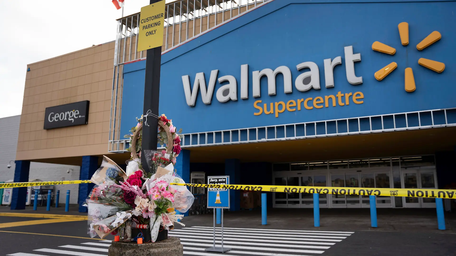 Vor dem Walmart, in der die 19-jährige Mitarbeiterin gestorben ist, wurden Blumen niedergelegt. 