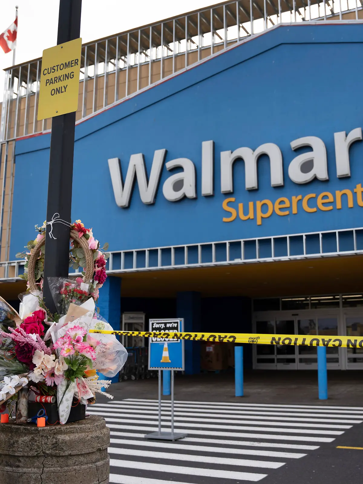 Vor dem Walmart, in der die 19-jährige Mitarbeiterin gestorben ist, wurden Blumen niedergelegt. 