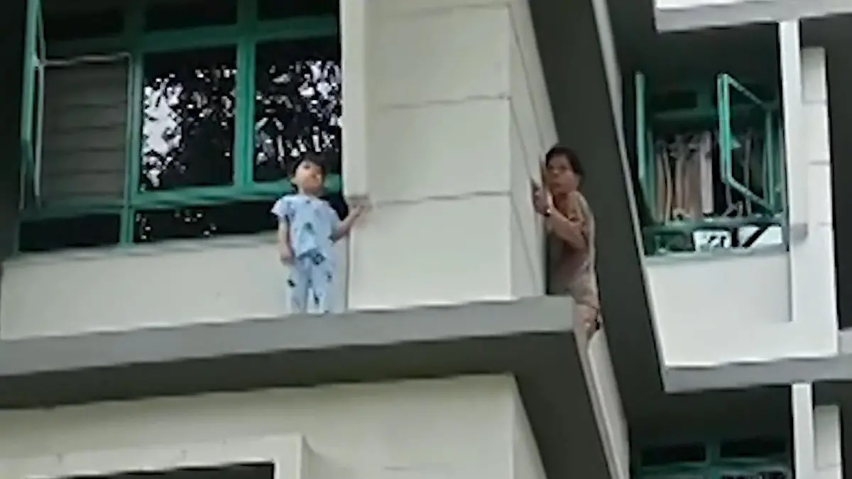 Passant rettet Jungen (3) von Fensterbank. Niemand merkt es drinnen