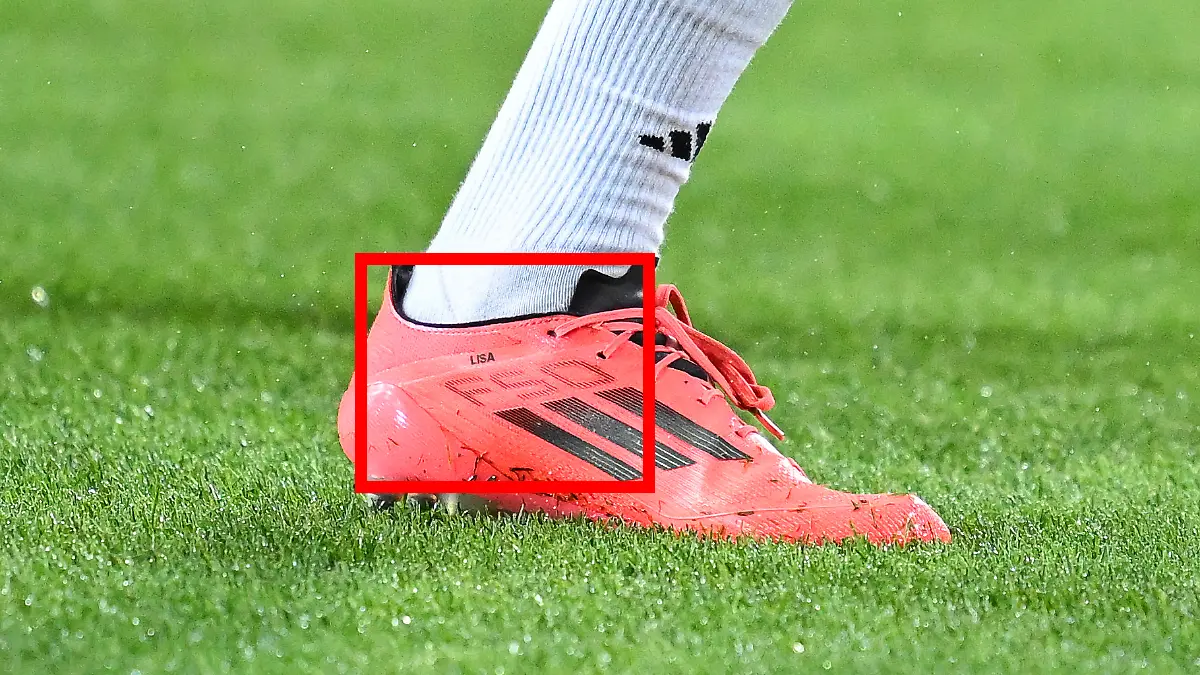 Beim Aufwärmen deutlich zu erkennen: Auf dem linken Schuh trägt Thomas Müller den Namen seiner Frau Lisa.