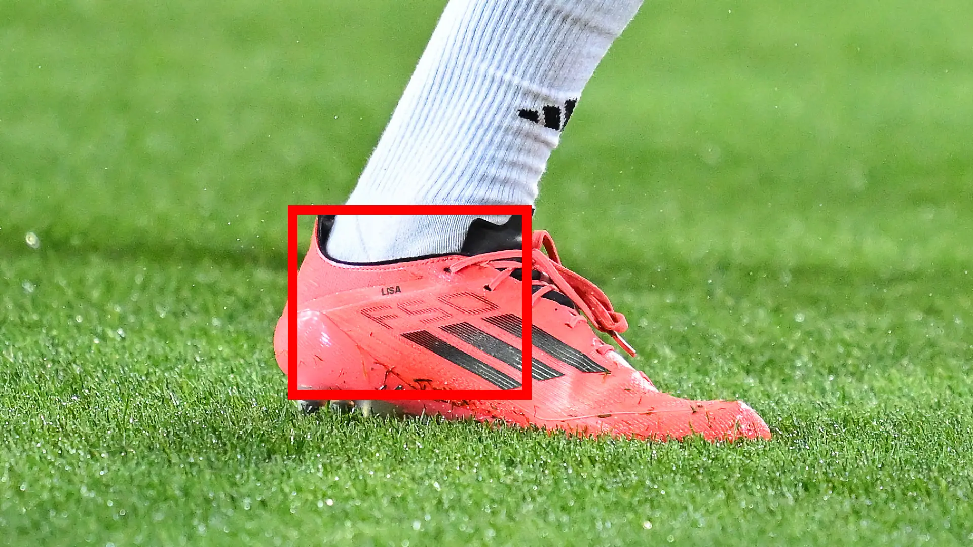 Beim Aufwärmen deutlich zu erkennen: Auf dem linken Schuh trägt Thomas Müller den Namen seiner Frau Lisa.