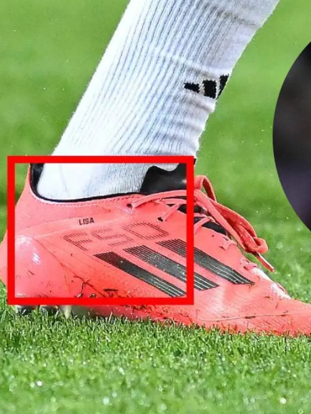 Beim Aufwärmen deutlich zu erkennen: Auf dem linken Schuh trägt Thomas Müller den Namen seiner Frau Lisa.