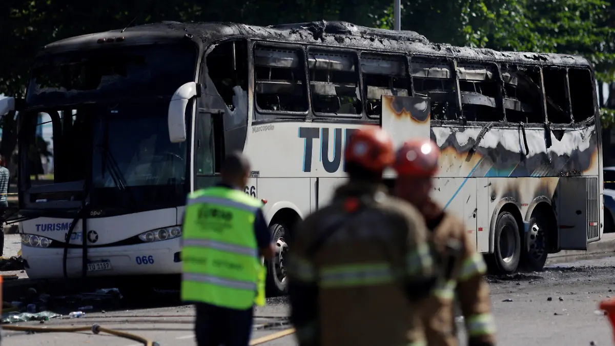 Ein ausgebrannter Bus in Rio de Janeiro.