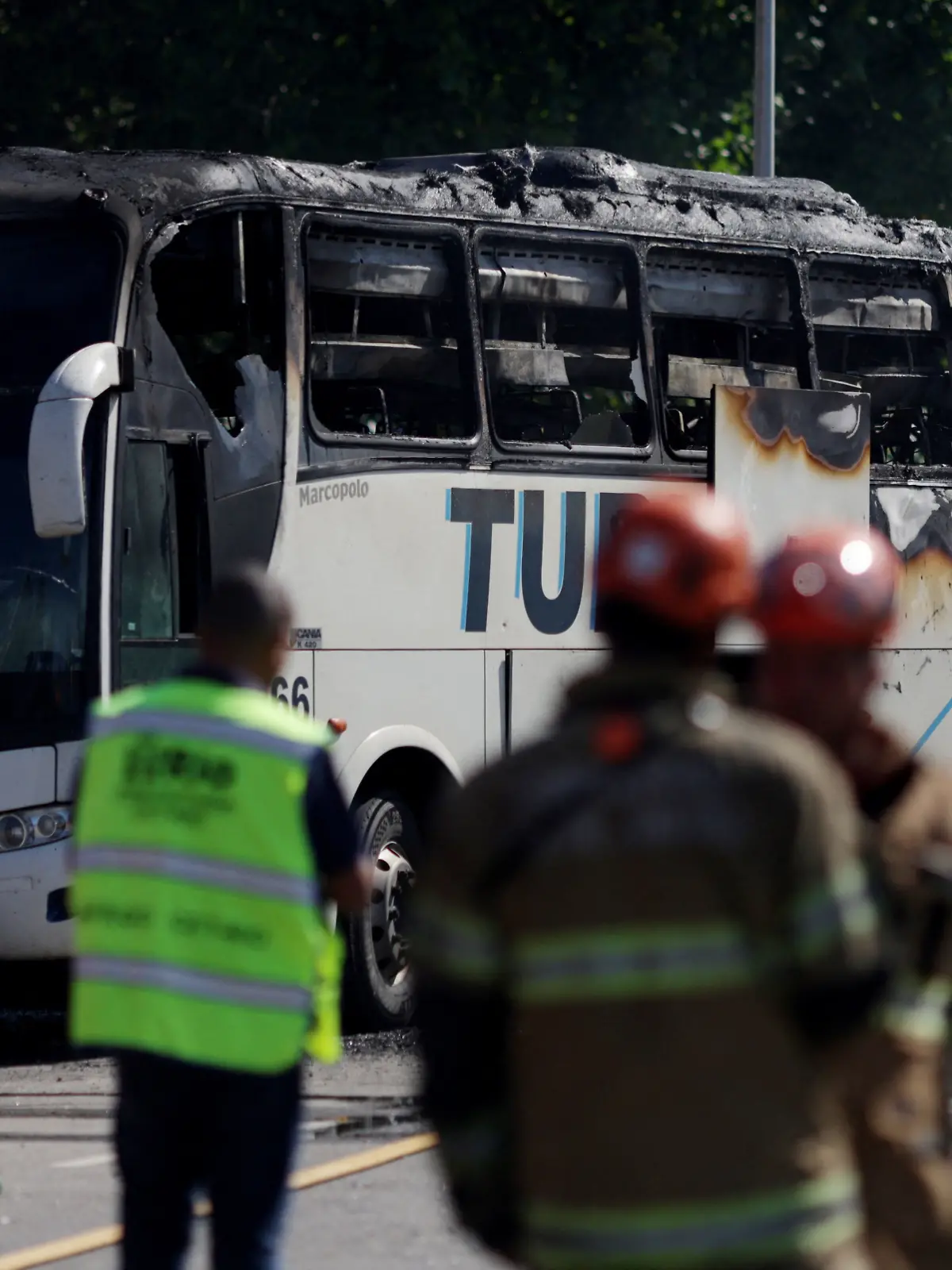 Ein ausgebrannter Bus in Rio de Janeiro.