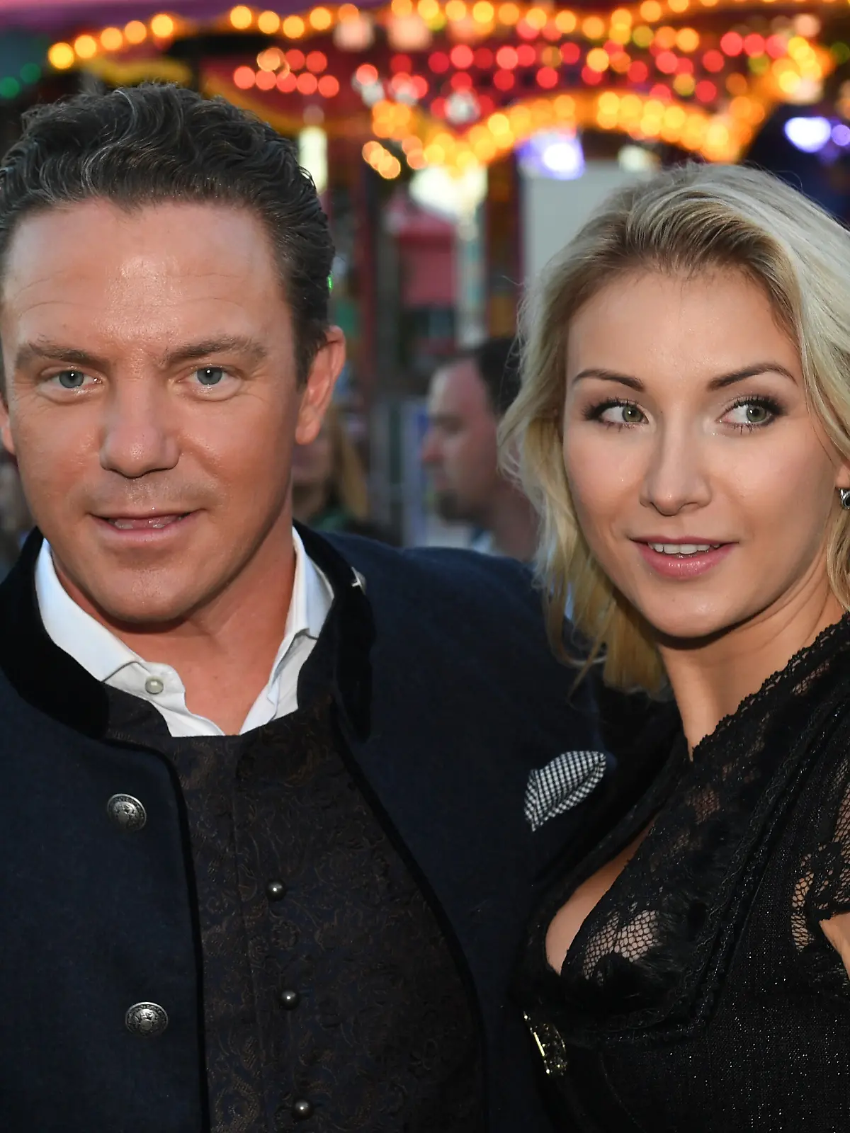 Stefan Mross und Anna-Carina Woitschack sind auf dem Oktoberfest vor eine Fahrgeschäft zu sehen, 2018. 