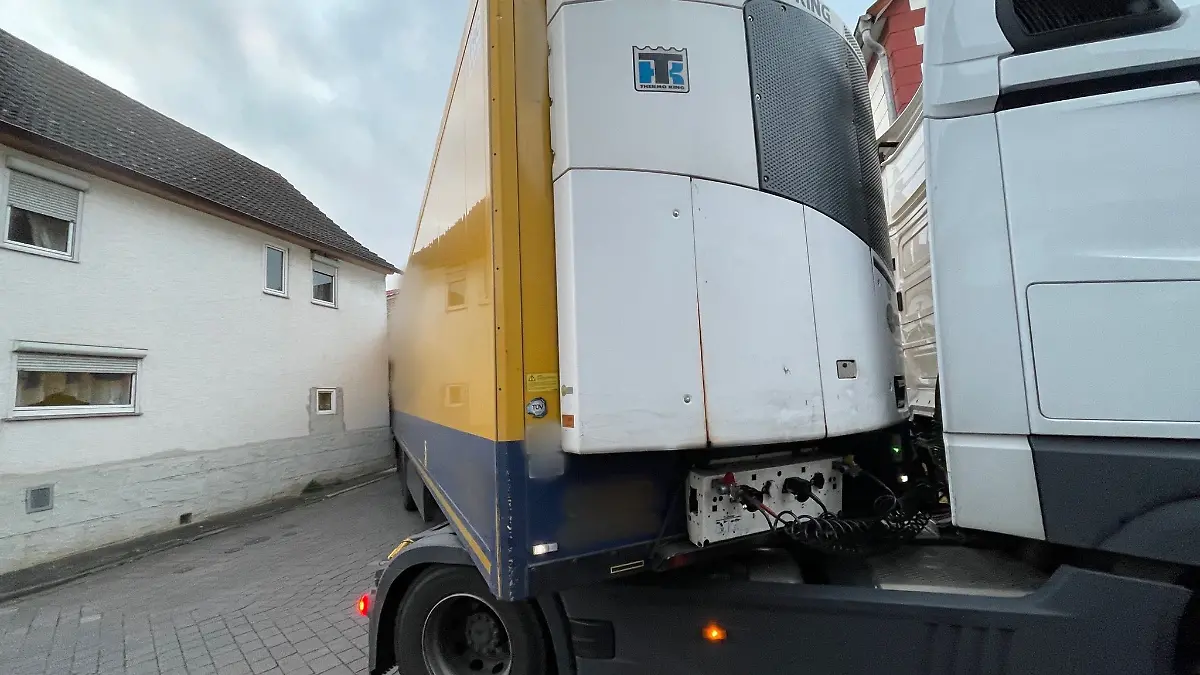 Ein Lastwagenfahrer ist in der Nacht von seinem Navi fehlgeleitet worden und im mittelhessischen Cölbe zwischen zwei Häusern steckengeblieben.