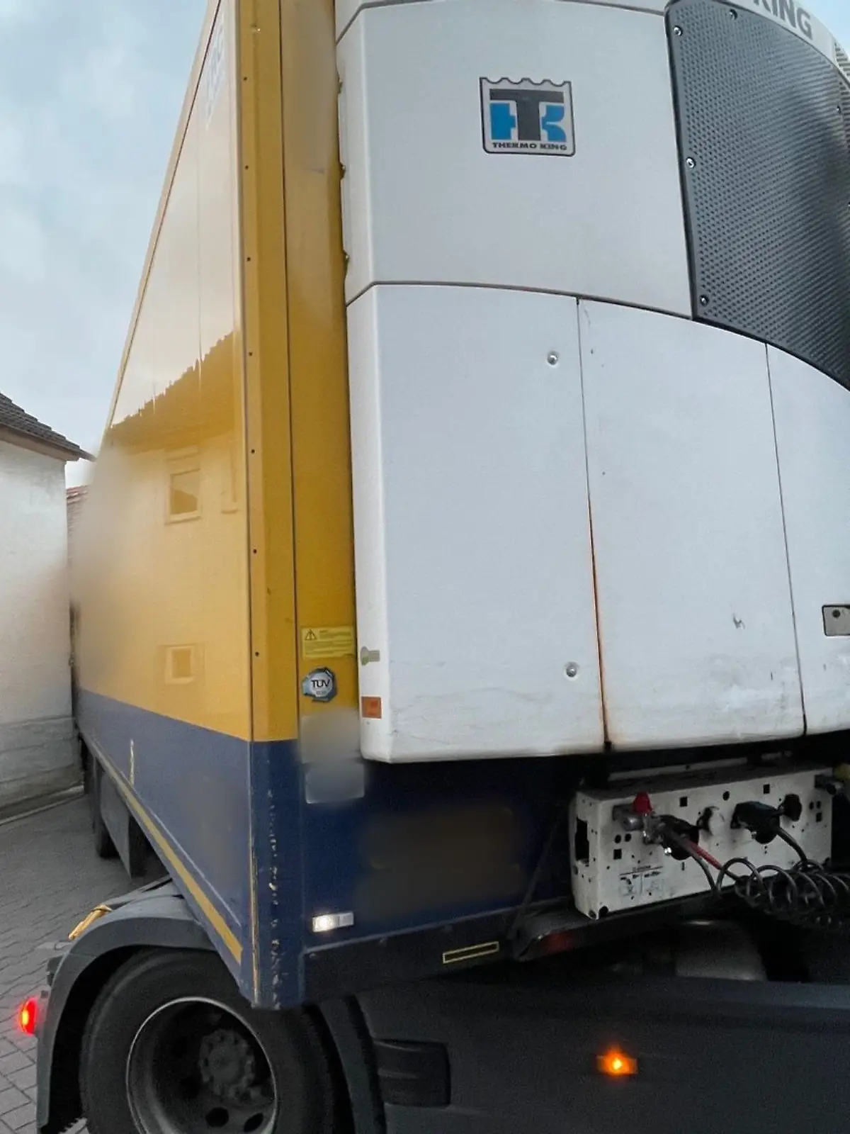 Bild zu: "LKW steckt zwischen Häusern fest! Bergung „wird sicherlich nicht leicht“"