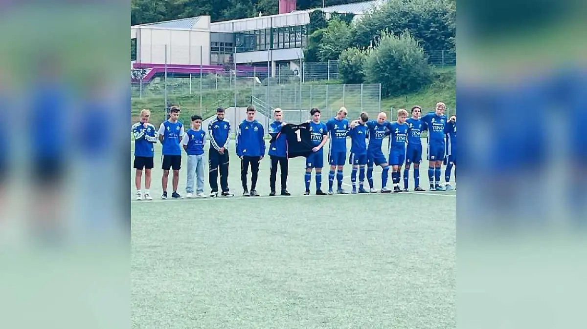 Die B-Jugendspieler beim Gedenken an ihren verstorbenen Teamkollegen.