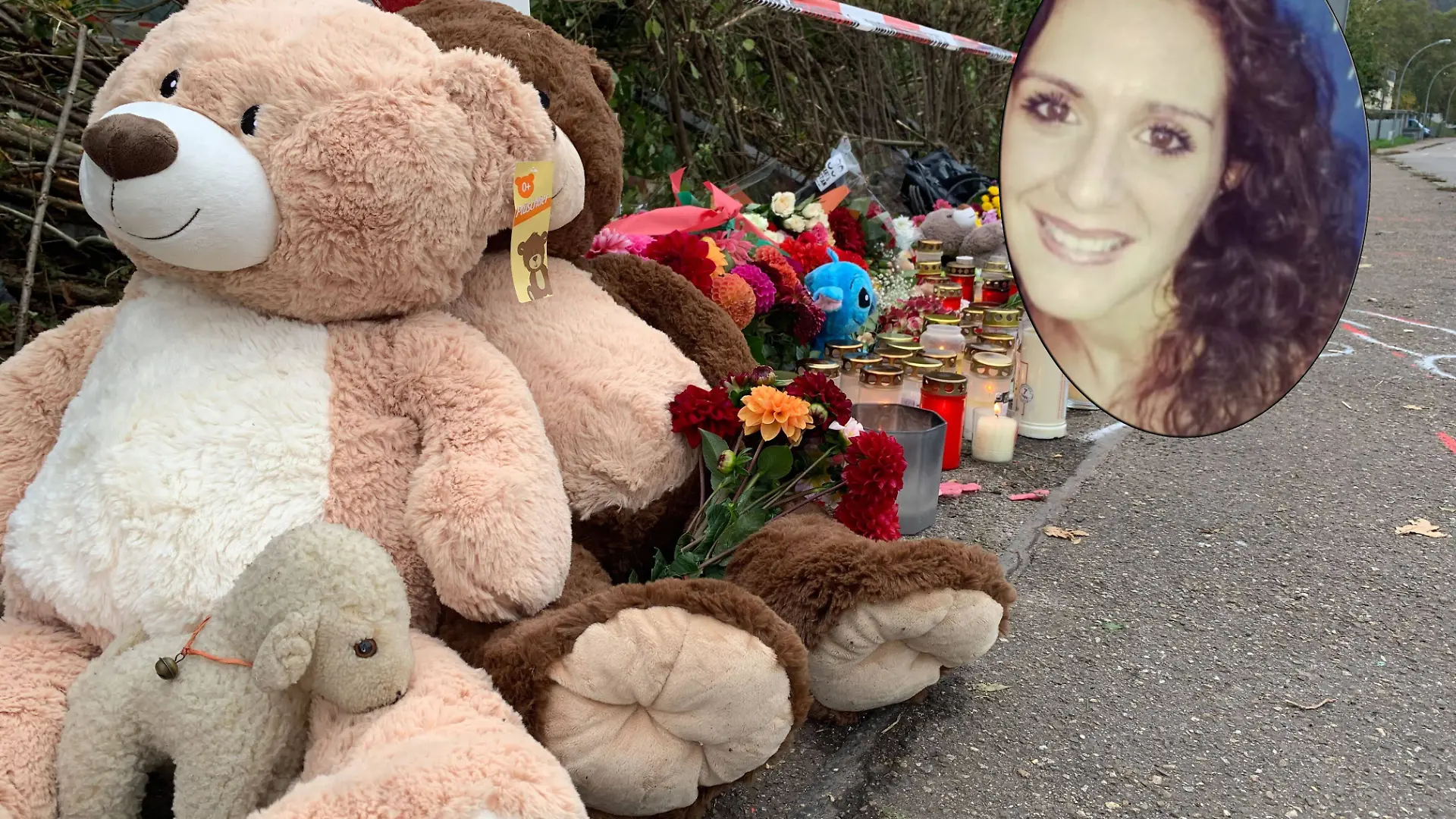 Blumen und Kerzen liegen an der Unfallstelle, an der Antonella R. und ihre beiden Söhne ums Leben gekommen sind.