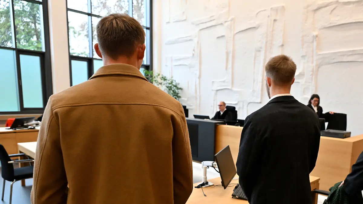 Zwei ehemalige Soldaten der Bundeswehr stehen zu Prozessbeginn wegen gefährlicher Körperverletzung im Saal des Amtsgerichts. Sie sollen einen ehemaligen Kameraden in der Kaserne misshandelt haben.