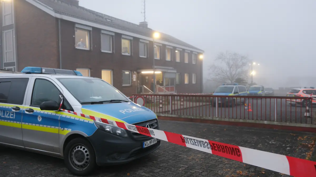 Ein Absperrband der Polizei hängt vor der Polizeiwache in Schwalmstadt. Bei einem Polizeieinsatz ist hier eine Frau erschossen worden. Trotz sofortiger Erste-Hilfe-Maßnahmen sei die verletzte 20-Jährige noch im Rettungswagen gestorben, teilten die Staatsanwaltschaft in Marburg und das Landeskriminalamt (LKA) in Wiesbaden mit. Die polizeibekannte Frau habe nach bisherigen Erkenntnissen der Ermittler im Bereich der Wache eine Waffe gezogen und auf die Polizisten geschossen. Daraufhin hätten die Beamten ihre Schusswaffe eingesetzt.