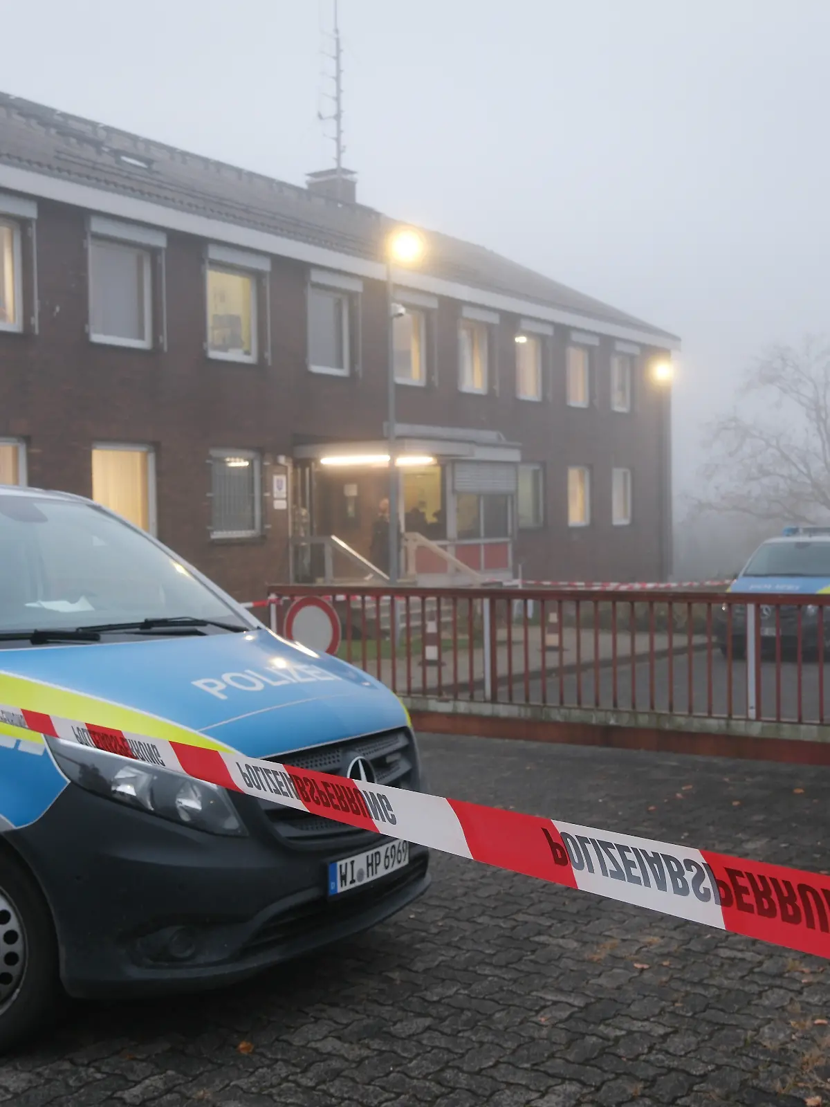 Ein Absperrband der Polizei hängt vor der Polizeiwache in Schwalmstadt. Bei einem Polizeieinsatz ist hier eine Frau erschossen worden. Trotz sofortiger Erste-Hilfe-Maßnahmen sei die verletzte 20-Jährige noch im Rettungswagen gestorben, teilten die Staatsanwaltschaft in Marburg und das Landeskriminalamt (LKA) in Wiesbaden mit. Die polizeibekannte Frau habe nach bisherigen Erkenntnissen der Ermittler im Bereich der Wache eine Waffe gezogen und auf die Polizisten geschossen. Daraufhin hätten die Beamten ihre Schusswaffe eingesetzt.