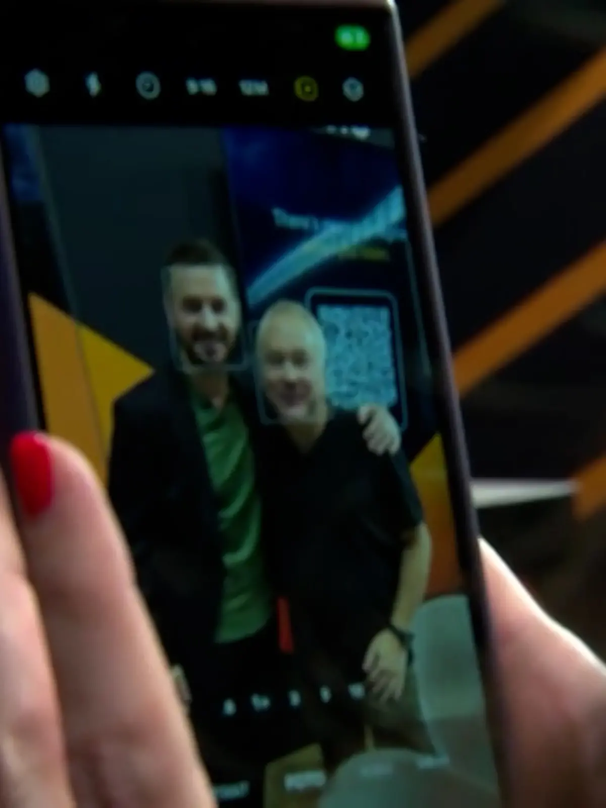 Leute-Reporter Jens Prewo und Schauspieler Richard Armitage posieren für ein Foto