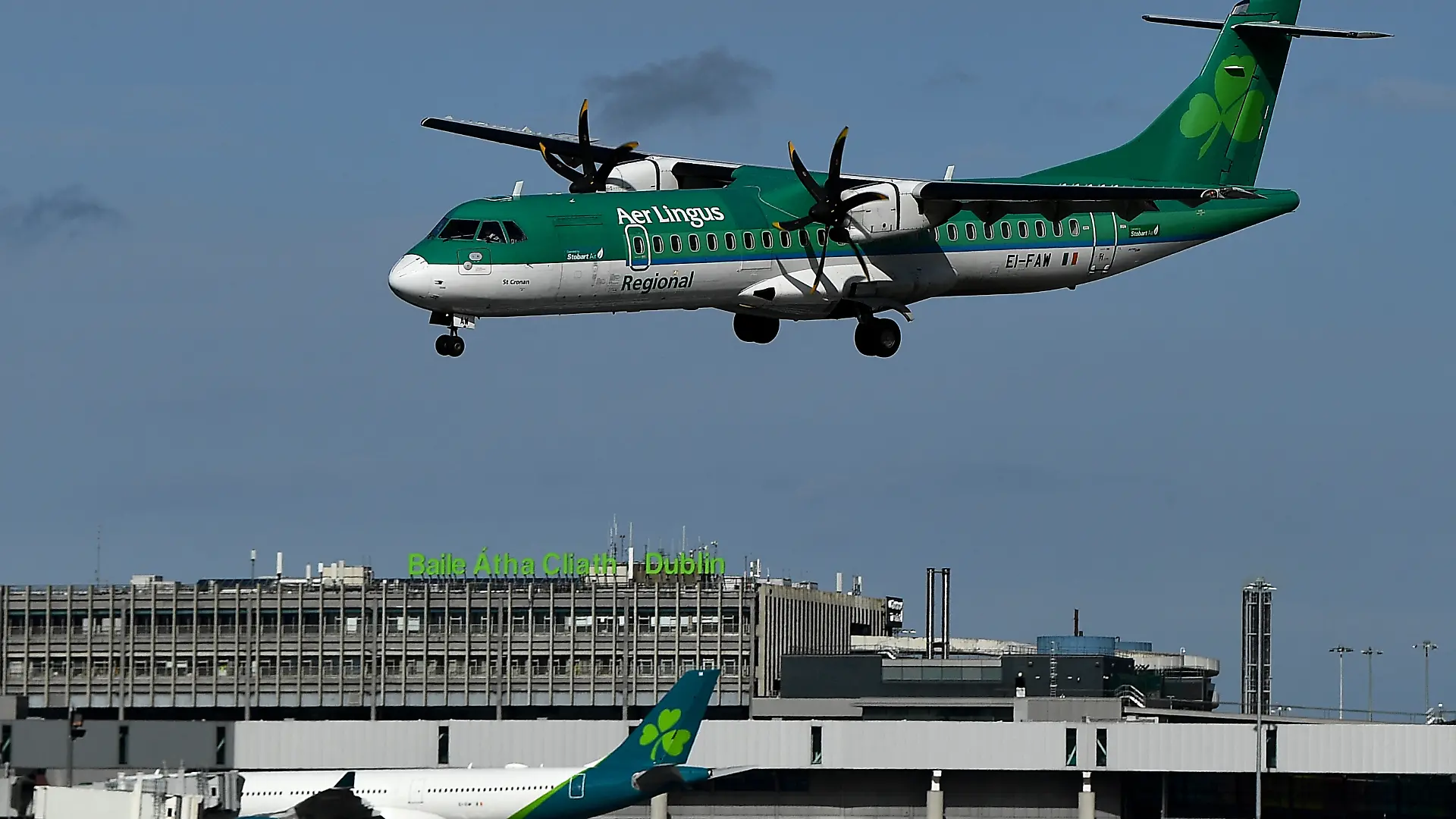 Ein Flugzeug der Fluglinie Aer Lingus landet am Flughafen in Dublin.