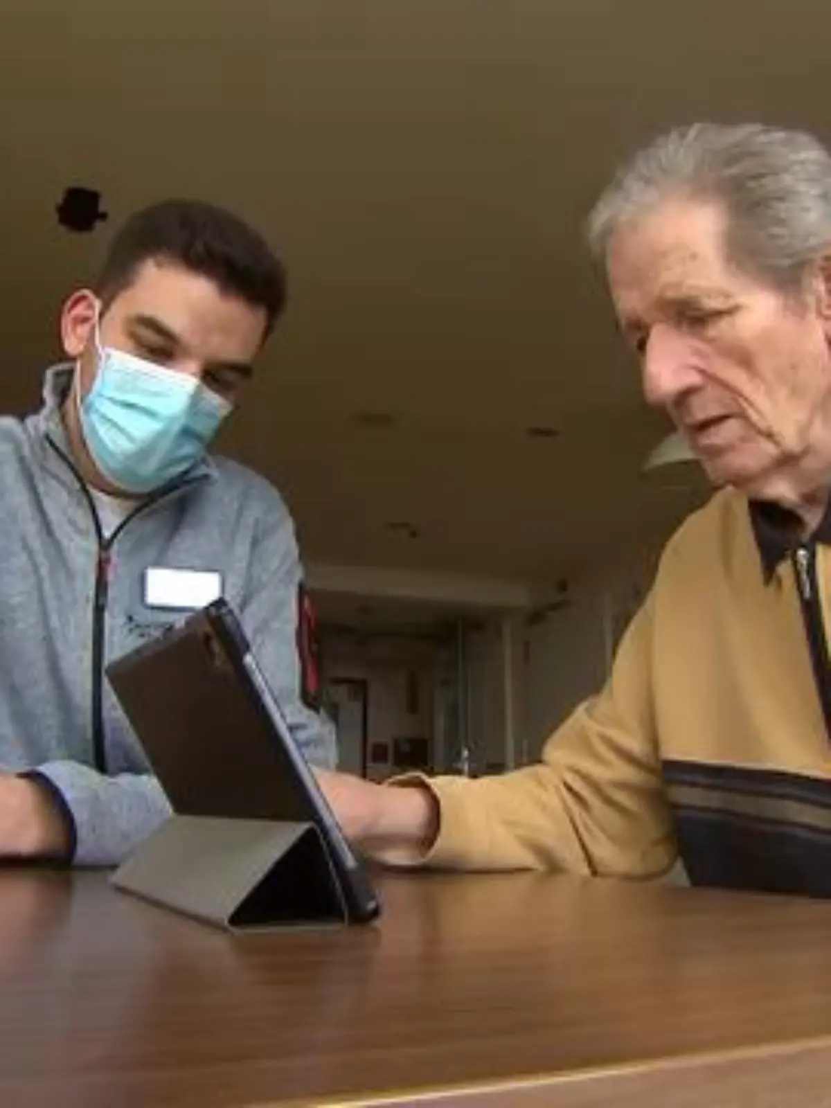 Ein Smartphone bedienen, ein Tablet entsperren oder eine E-Mail am PC verschicken. Was für viele junge Menschen eine Selbstverständlichkeit ist, ist für die ältere Generation eine echte Herausforderung. Umso schöner, dass es junge Menschen wie Samir gibt. Der 20-Jährige hat sich für ein Freiwilliges Soziales Jahr (FSJ) mit digitalem Schwerpunkt entschieden – ein Pilotprojekt des Landes Hessen. Jetzt bringt er in einem Seniorenheim Bewohnern wie Achim (84) den Umgang mit der Technik bei – und hat dabei noch eine Menge Spaß. Mehr im Video!