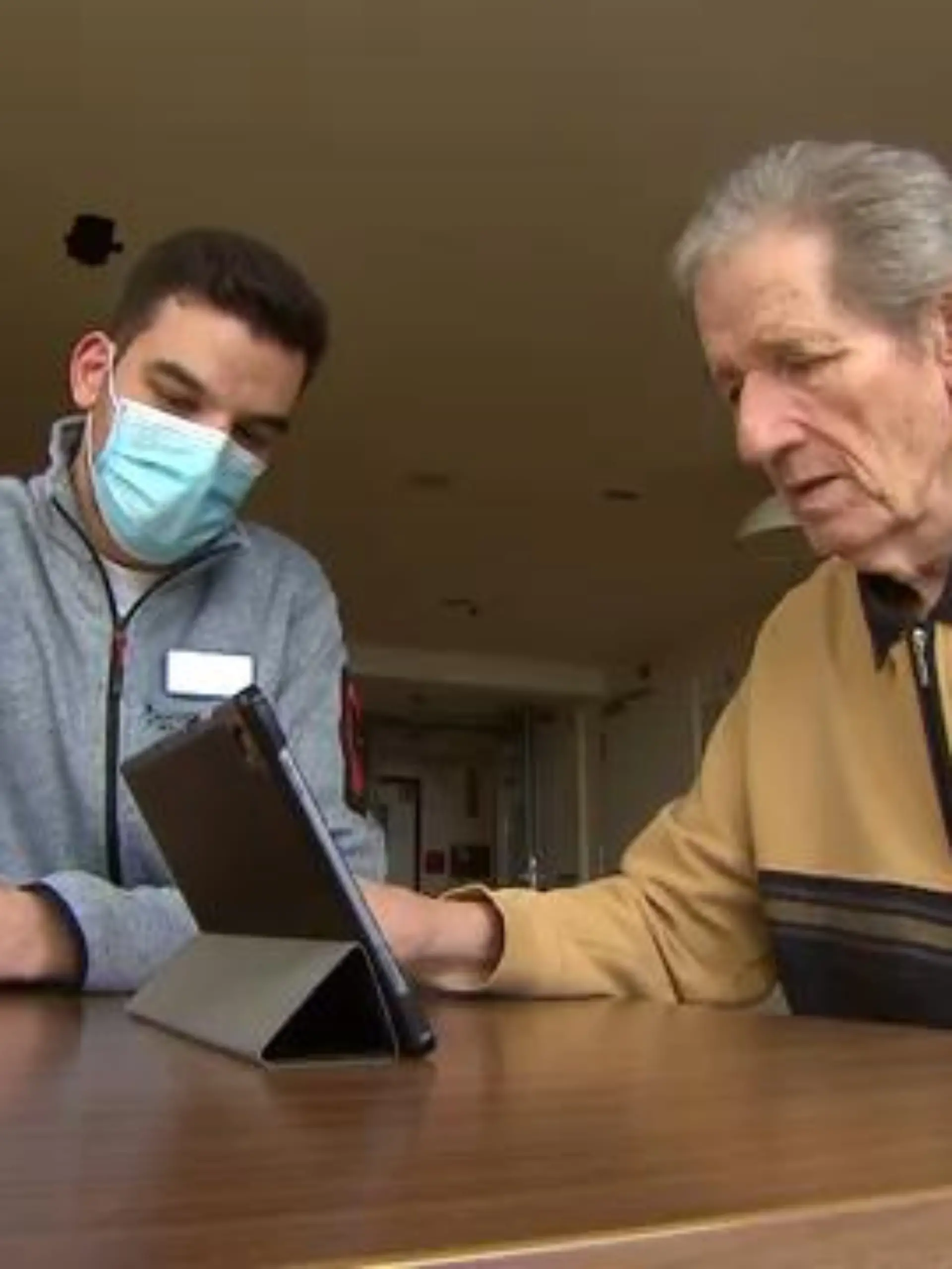 Ein Smartphone bedienen, ein Tablet entsperren oder eine E-Mail am PC verschicken. Was für viele junge Menschen eine Selbstverständlichkeit ist, ist für die ältere Generation eine echte Herausforderung. Umso schöner, dass es junge Menschen wie Samir gibt. Der 20-Jährige hat sich für ein Freiwilliges Soziales Jahr (FSJ) mit digitalem Schwerpunkt entschieden – ein Pilotprojekt des Landes Hessen. Jetzt bringt er in einem Seniorenheim Bewohnern wie Achim (84) den Umgang mit der Technik bei – und hat dabei noch eine Menge Spaß. Mehr im Video!