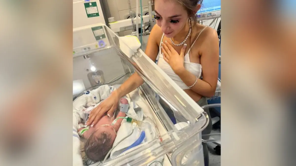 Auf dem Foto ist auch Posies ältere Schwester Demi zu sehen, wie sie liebevoll ihre Hände auf die Brust ihrer kleinen Schwester legt