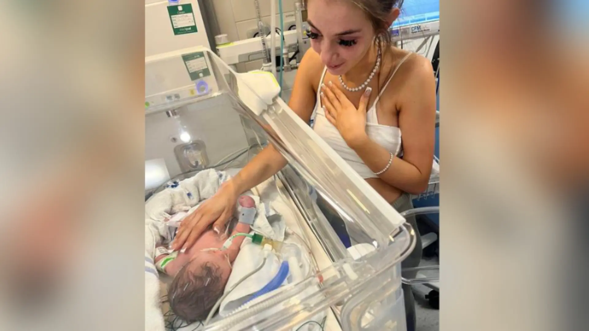 Auf dem Foto ist auch Posies ältere Schwester Demi zu sehen, wie sie liebevoll ihre Hände auf die Brust ihrer kleinen Schwester legt