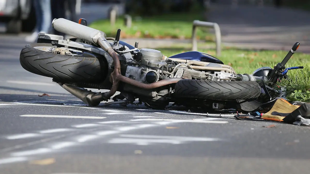 Während seiner Flucht vor der Polizei verletzt sich ein Motorradfahrer schwer. (Symbolbild)