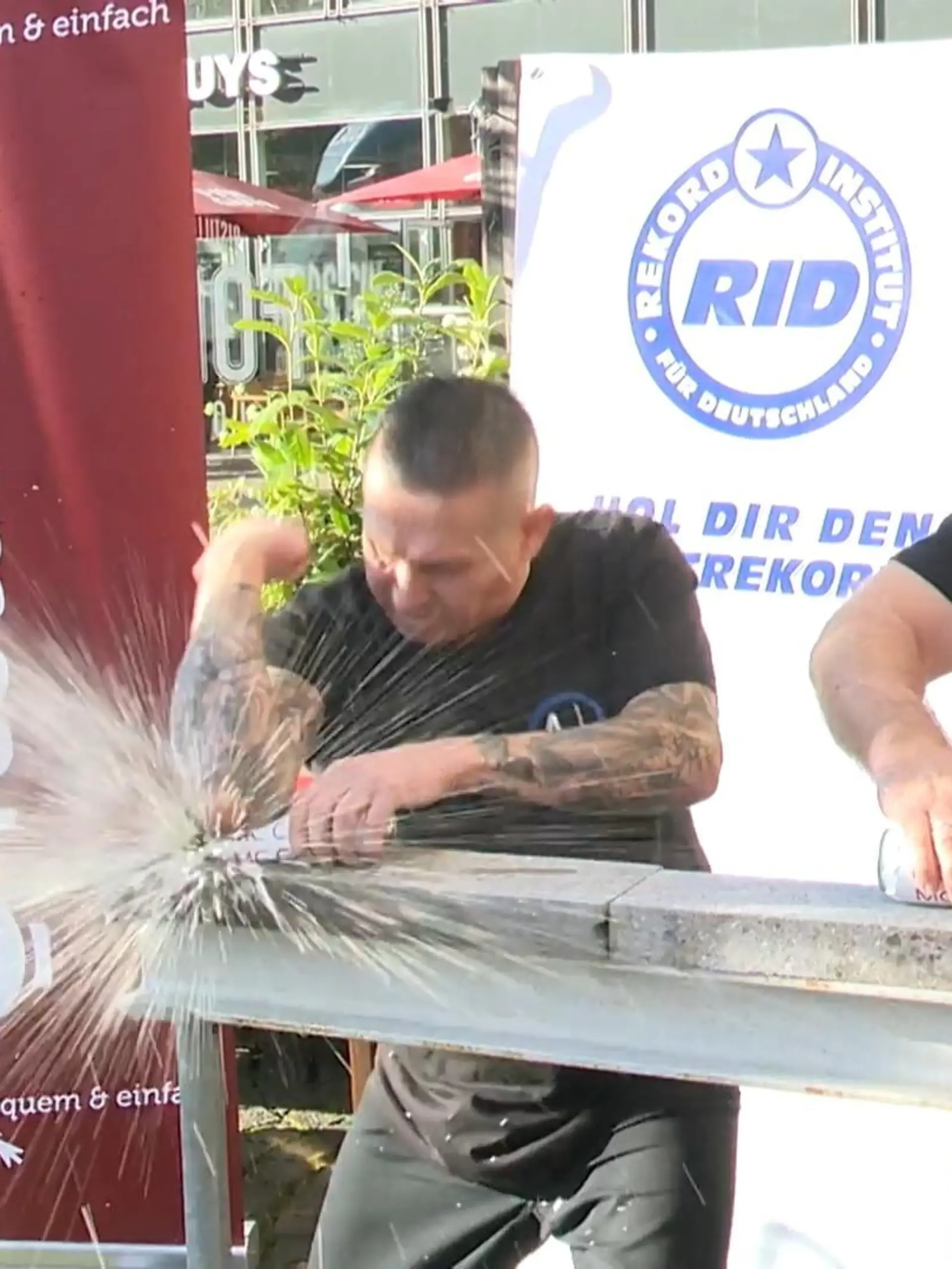 Bild zu: "Rohes Ei in der Armbeuge, aber Jens zerschmettert 36 Bierdosen"