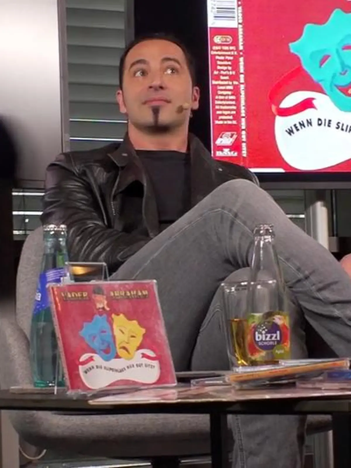 Gleich dreimal sehen wir Comedian Bülent Ceylan auf Rang 1 im Society-Countdown. Denn er zeichnet erstmals vor Publikum seinen Podcast „Bülents kronke Welt der Musik“ mit den FFH-Stars Boris Meinzer und Dirk Haberkon auf. Die beiden erlauben sich einen Verkleidungsscherz. Danach geht es aber mit echt seltsamer Musik zur Sache.