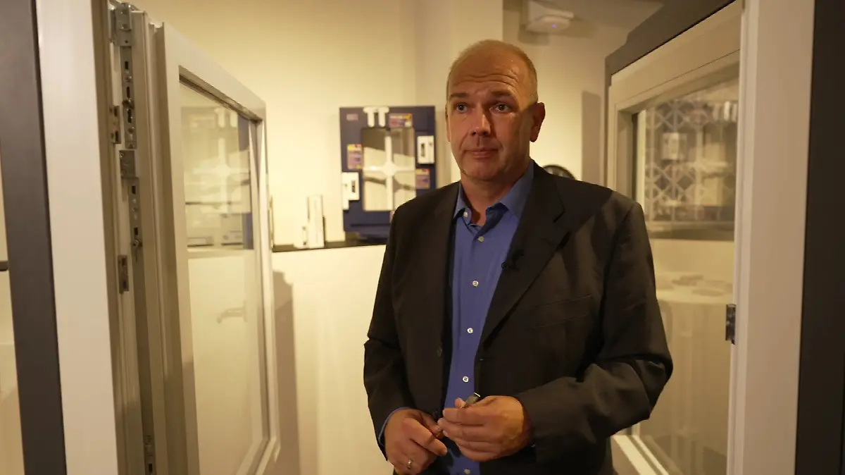 Der Kriminalhauptkommissar Rüdiger Voss im Gespräch mit RTL