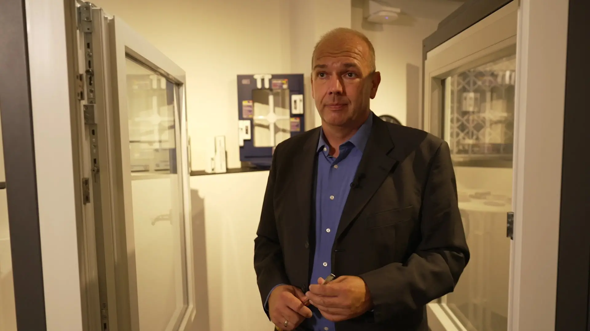 Der Kriminalhauptkommissar Rüdiger Voss im Gespräch mit RTL