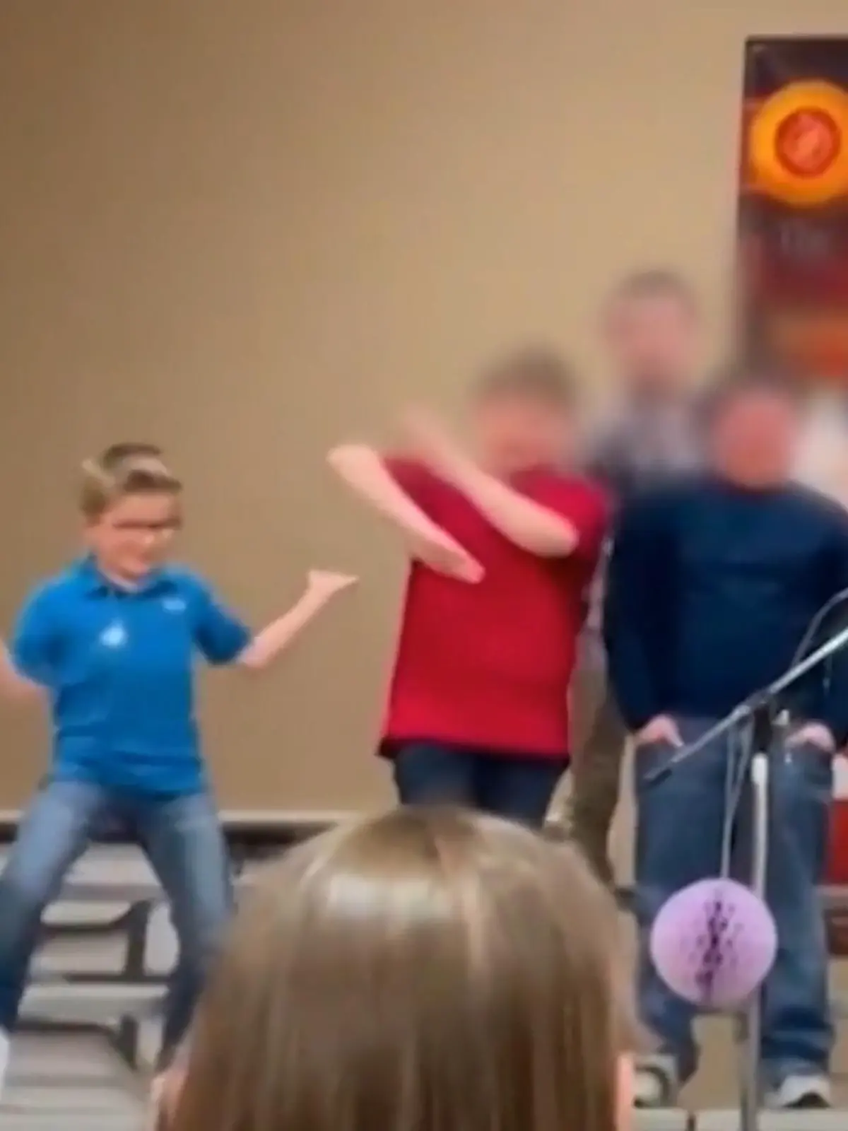 Eigentlich sollten die Kinder einen Tanz für die Eltern der Schüler der Ralls County Elementary School im US-Bundesstaat Missouri aufführen. Doch ein Junge nahm das nicht so ernst und machte einfach sein eigenes Ding.