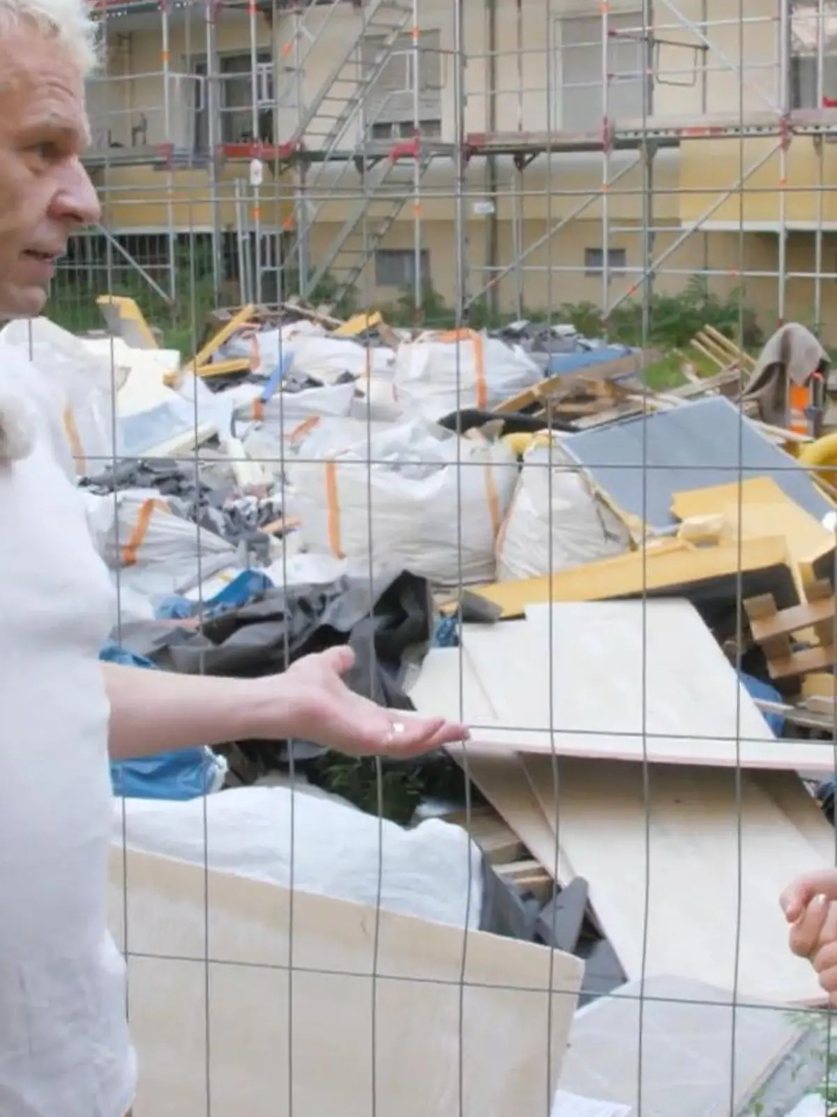 Bild zu: "Schuttberge, Baugerüste, ein undichtes Dach – und keiner hilft!"
