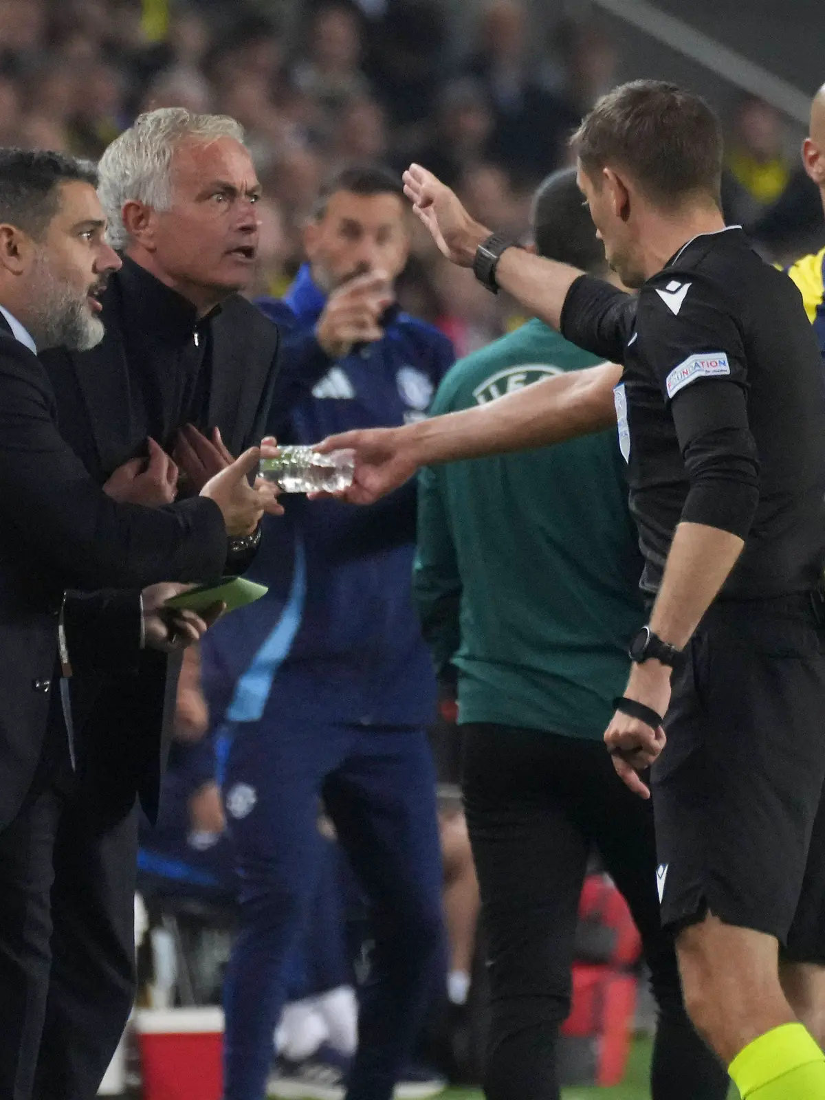 Jose Mourinho flippt aus und sieht Rot!