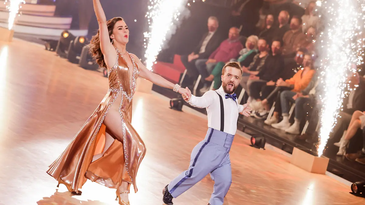 22.04.2022, Nordrhein-Westfalen, Köln: Mathias Mester, Sportler, und Renata Lusin, Profitänzerin, tanzen in der RTL-Tanzshow "Let's Dance" im Coloneum. Foto: Rolf Vennenbernd/dpa +++ dpa-Bildfunk +++