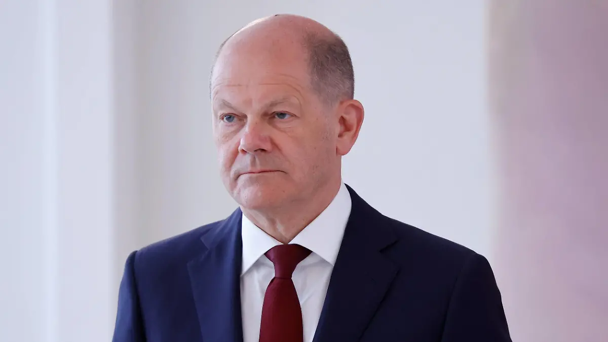  Olaf Scholz, Bundeskanzler, Deutschland, Berlin, Schloss Bellevue , Aushändigung der Entlassungsurkunde an Anne Spiegel und Überreichung der Ernennungsurkunde an Elisabeth Paus *** Olaf Scholz, Federal Chancellor, Germany, Berlin, Bellevue Palace , handing over the certificate of dismissal to Anne Spiegel and presentation of the certificate of appointment to Elisabeth Paus