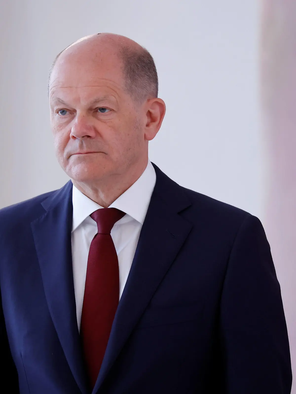  Olaf Scholz, Bundeskanzler, Deutschland, Berlin, Schloss Bellevue , Aushändigung der Entlassungsurkunde an Anne Spiegel und Überreichung der Ernennungsurkunde an Elisabeth Paus *** Olaf Scholz, Federal Chancellor, Germany, Berlin, Bellevue Palace , handing over the certificate of dismissal to Anne Spiegel and presentation of the certificate of appointment to Elisabeth Paus