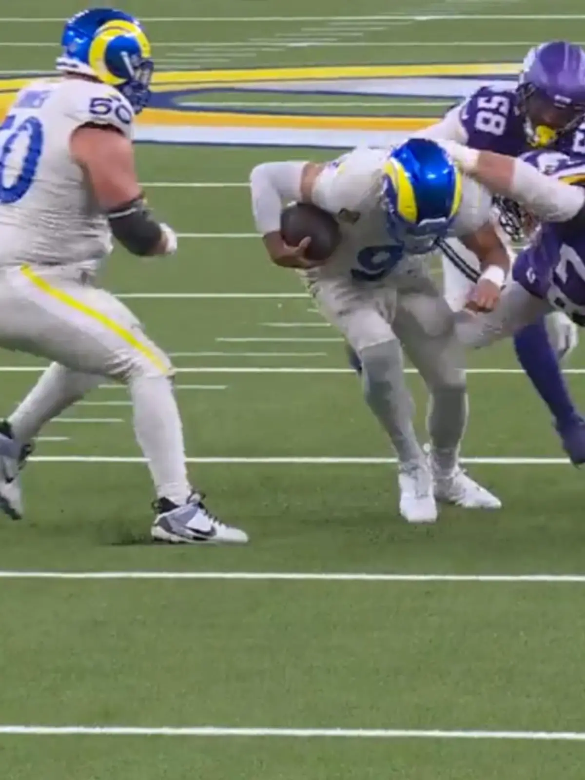 Bild zu: "Rams rammen Vikings aus dem Stadion!"